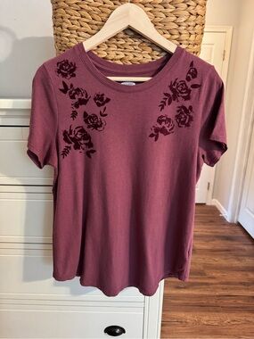 Old Navy Floral Graphic Tee Medium Mauve Burgundy Short Sleeve Shirt
